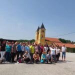 Hodočasnici ispred crkve tijekom hodočašća. hodočašće u Šurkovac