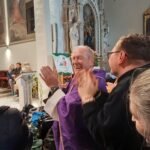 „Hodočasnici okupljeni ispred crkve u Novom Mestu za molitvu i zajedništvo“