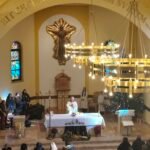 Unutrašnjost crkve - Šurkovac. Misa koju predvodi fra Ivo Pavić.