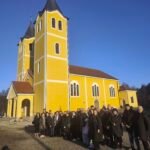 Hodočasnici ispred crkve na zajedničkom hodočašću - Šurkovac