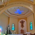 Unutrašnji dio crkve u Šurkovcu. Prikazuje hodočašće u Šurkovac.