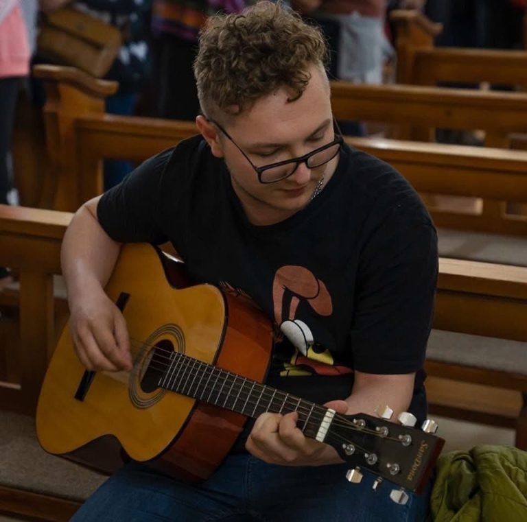 slika prikazuje mladića kako svira gitaru i kako ga je Gospodin ozdravio. Igor Valećvić