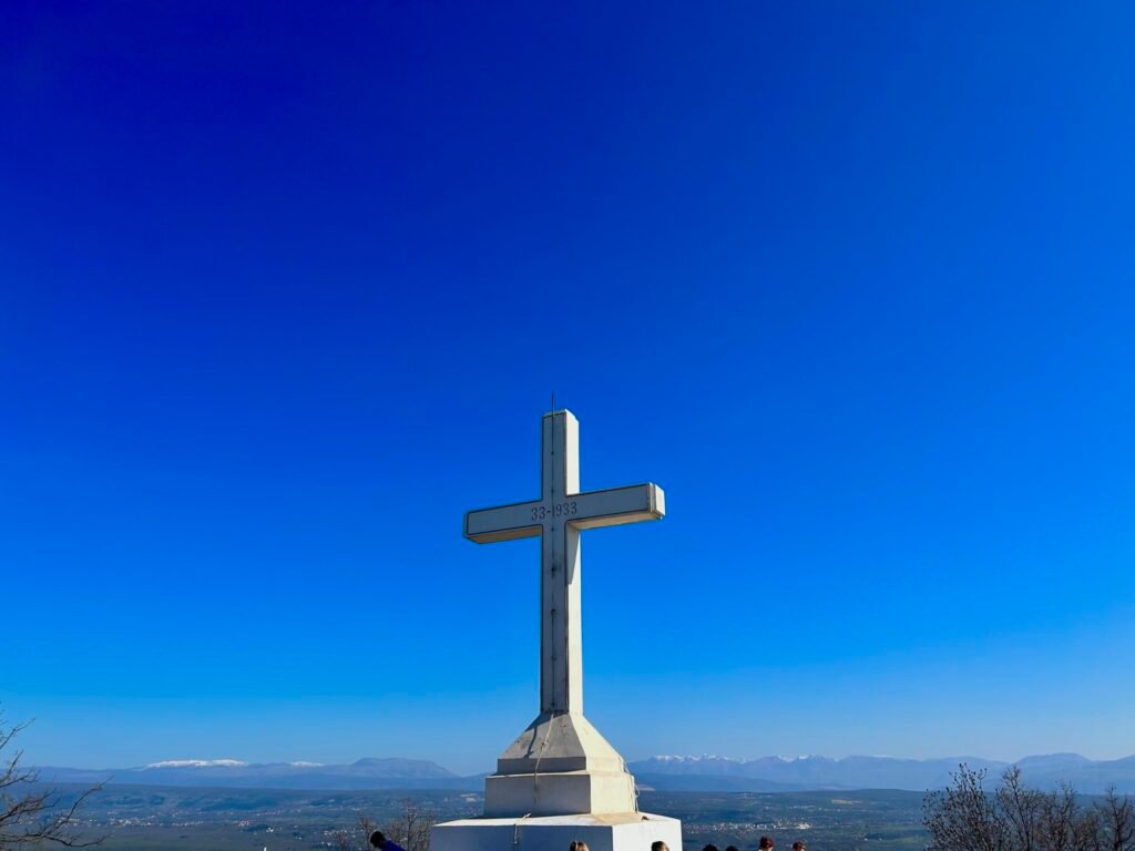 brdo Križevac, veliki bijeli križ, susret sa Bogom u Međugorju, mjesto hodočašća, hodočašće u Međugorje