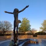 „Hodočašće u Međugorje: Kip Uskrslog Isusa, simbol nade i uskrsnuća“